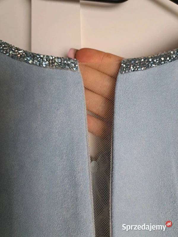 Pastelowa błękitna sukienka z ozdobnym dekoltem niebieski Trąbki Wielkie