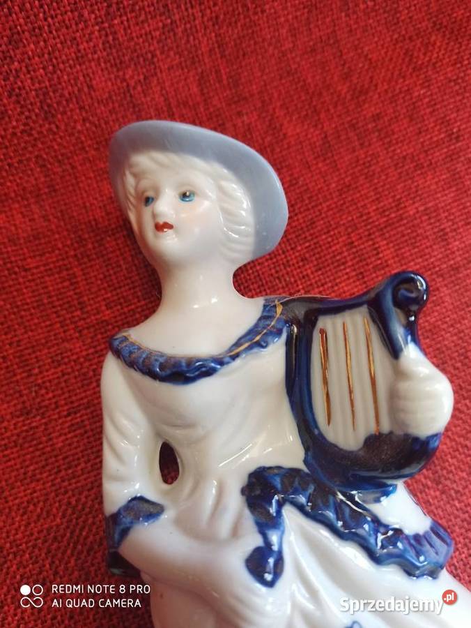 Figurka damy z Lirą