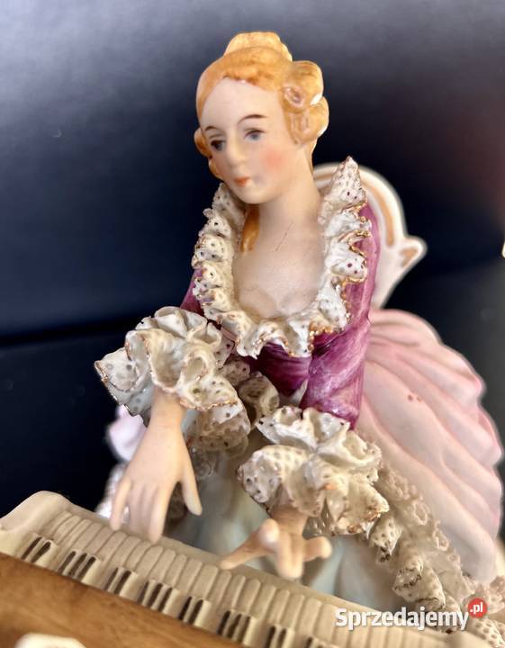 Porcelanowa figurka muzykujących dworzan biskwit Porcelana i szkło