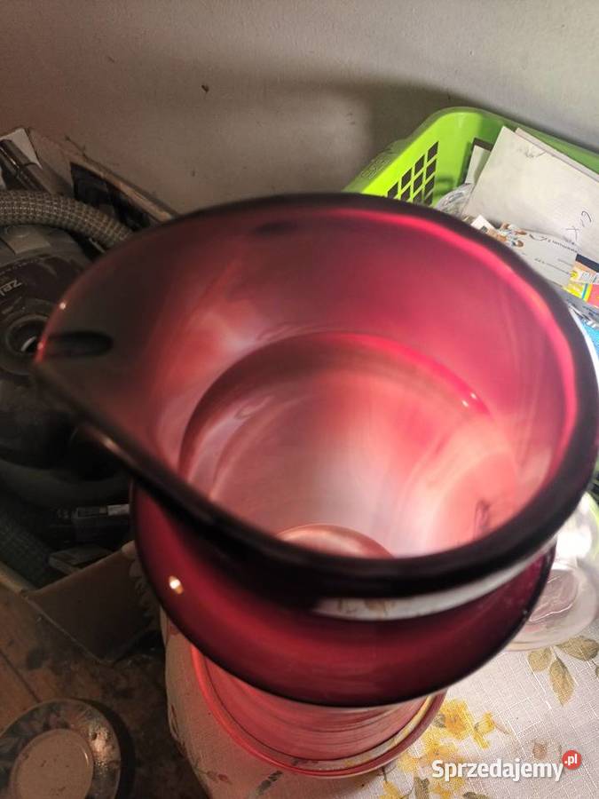 Czerwono mleczny wazon że szkła ołowiowego Bielsko-Biała