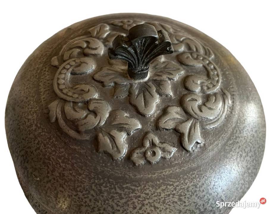 Pudełko cynowe ze zdobioną pokrywką z Mastad Warszawa