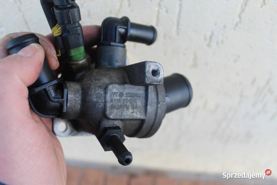 OBUDOWA TERMOSTATU OPEL CORSA D 13 CDTI 55224022