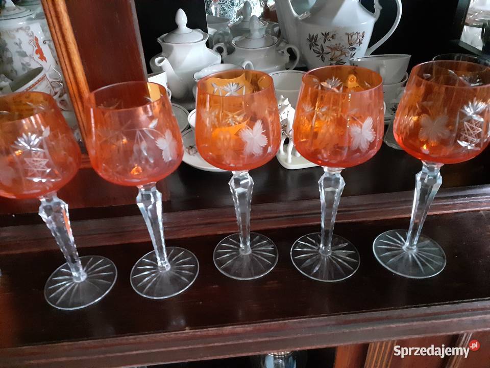 karafki różne i kieliszki przezroczysty