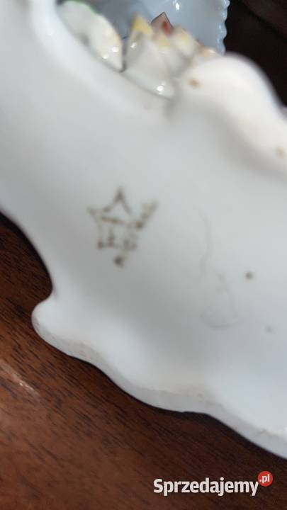 Świecznik z kwiatkami Sygnowany Może ktoś zna tę