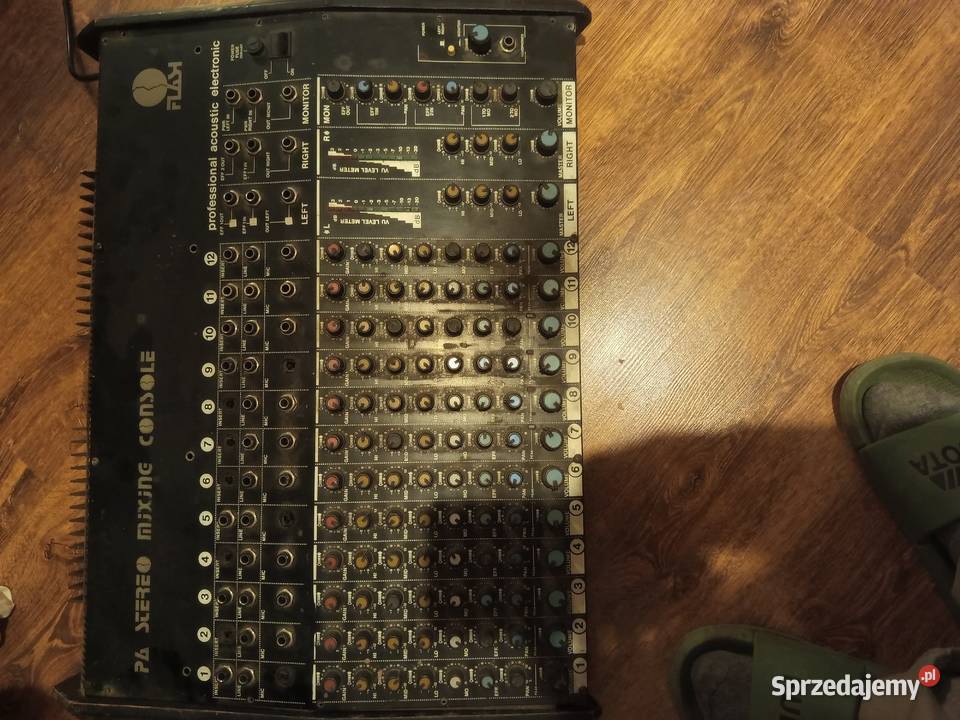 Sprzedam console 2 decki i mixer w walizce na Tomaszów