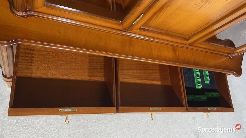 Intarsjowany kredens z witryną na zwężanych Meble Gryfice