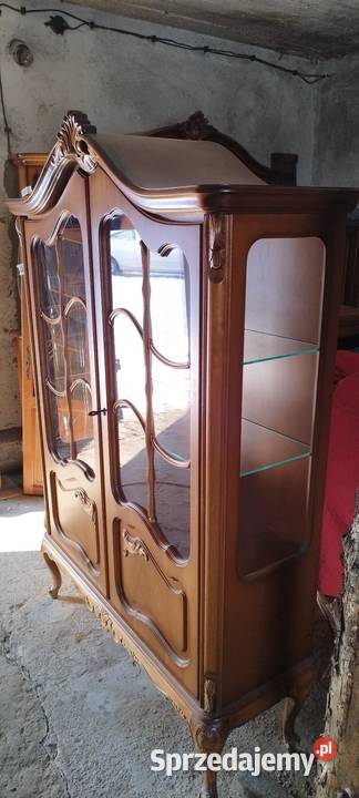 ładna drewniana witryna w stylu ludwikowskim