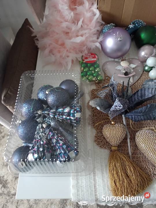 Zestaw bombek i ozdób świątecznych