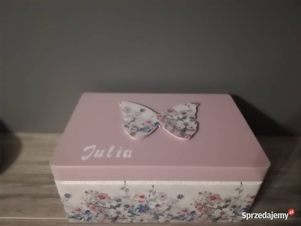 Kuferek kwiatowy z motylem różowy z imieniem Kędzierzyn-Koźle