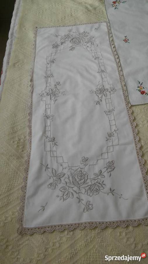 serwetka serweta bieżnik bogaty haft w kwiatowe inny kolor pomorskie Gdańsk