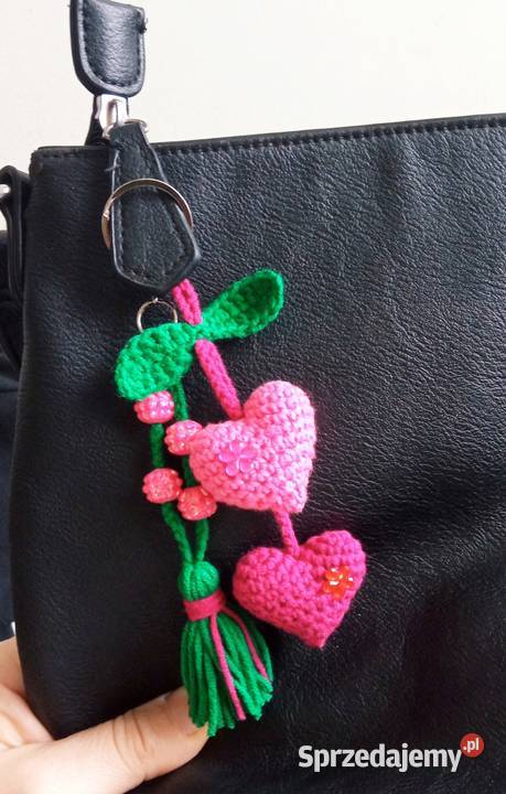 Serduszkowy brelok wykonany na szydełku Łask
