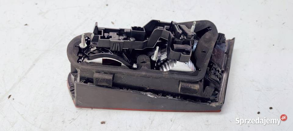 LAMPA LEWY TYŁ W KLAPĘ AUDI A3 8V 3D 8V3945093 Przystajń