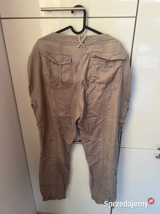 Beżowe spodnie z ciekawym krojem L