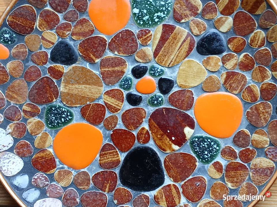 Talerz z podstawkami z kamyków Prusim