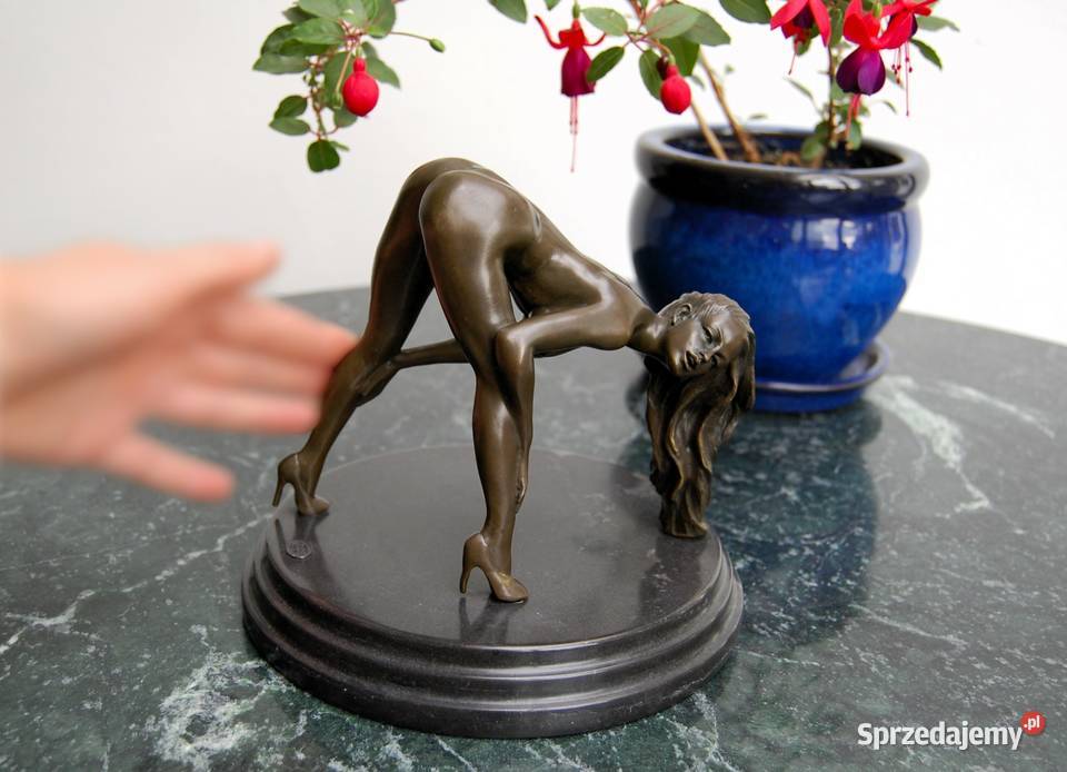 Naga kobieta akt erotyk rzeźba brąz Mavchi Lublin
