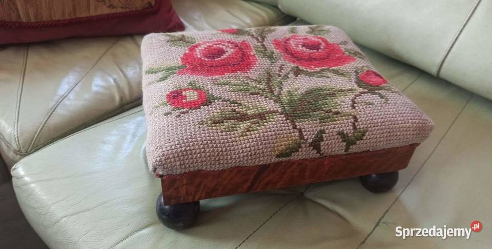 Podnóżek z haftowanymi różami Gdańsk