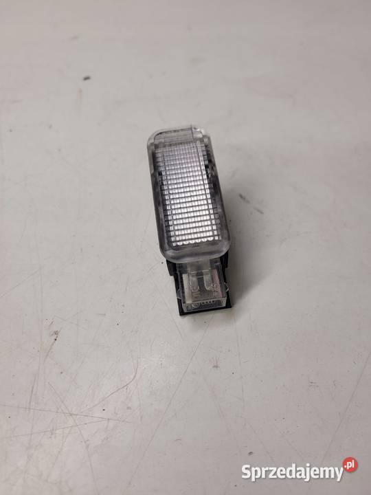 LAMPKA KABINY AUDI A3 A4 B6 B7 8E0947415 Przystajń