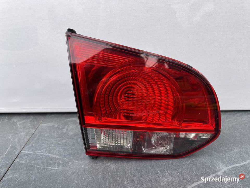 VW GOLF 6 LEWA LAMPA W KLAPĘ Ostroróg