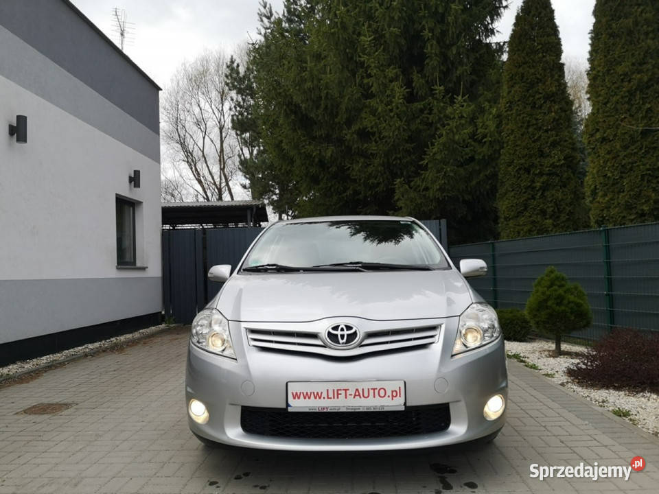 Toyota Auris 16 Benzyna 132 Klimatr LIFT Isofix lakier metallic Strzegom
