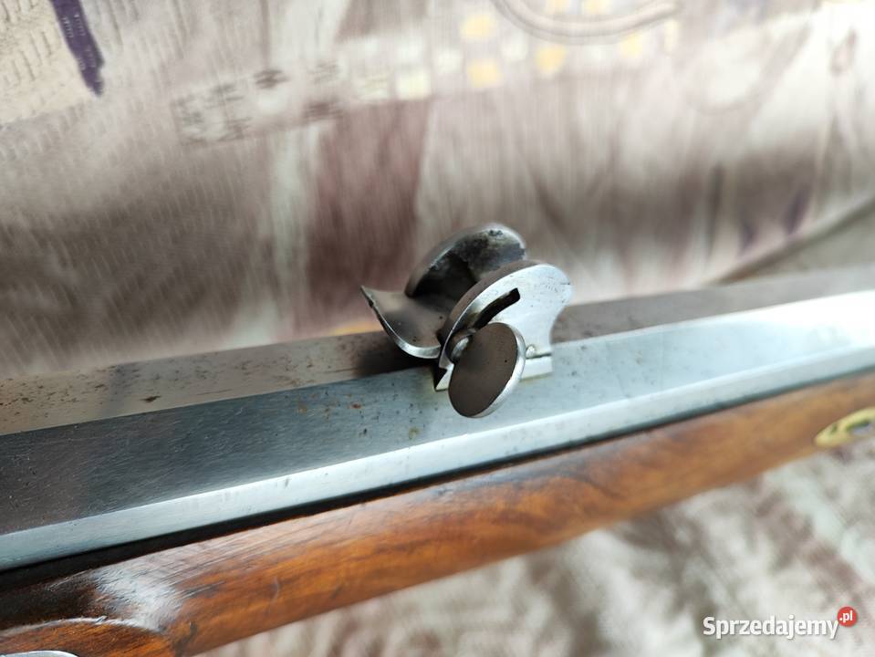 Sztucer czarnoprochowy tarczowy