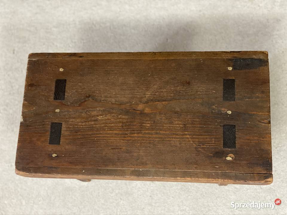 Stary drewniany taboret rustykalny