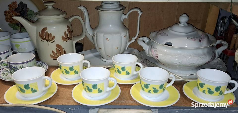 Porcelanowe filiżanki ze spodkami hiszpańskiej Wadowice