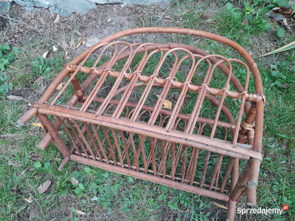 Gazetownik pleciony wiklina używany do