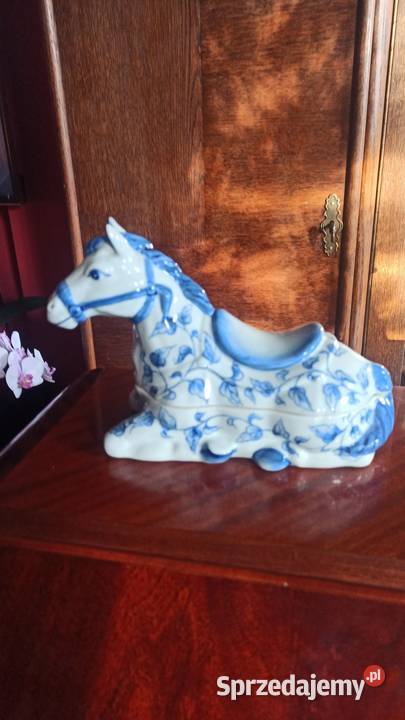 Biała figurka leżącego konia Puzderko na Antyki, Sztuka, Kolekcje pomorskie Gdańsk