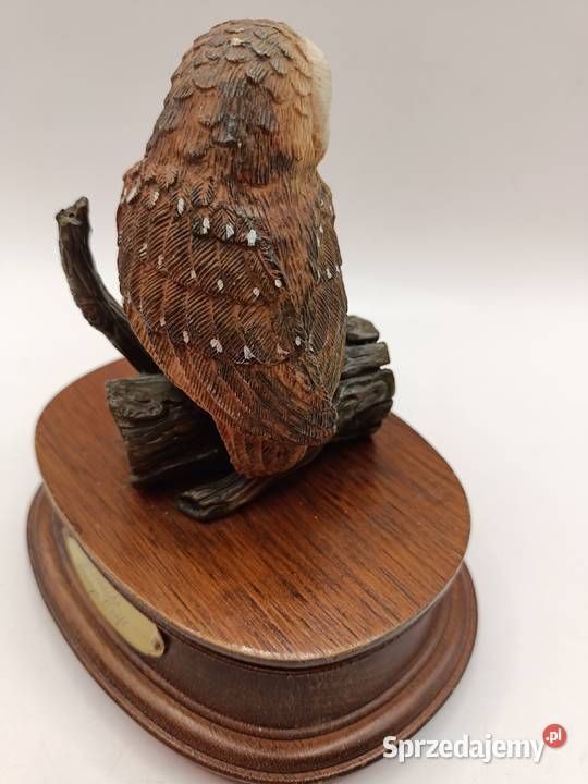 Figurka sowa na drewnianej podstawce ozdoba
