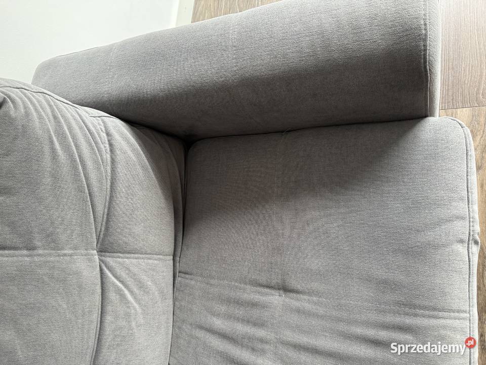 Siwa kanapa rozkładana w wygodnym materacem