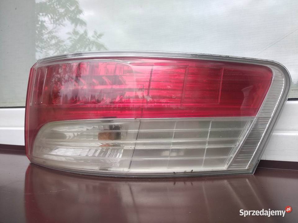 Toyota Avensis T27 sedan lampa tył tylna prawa w