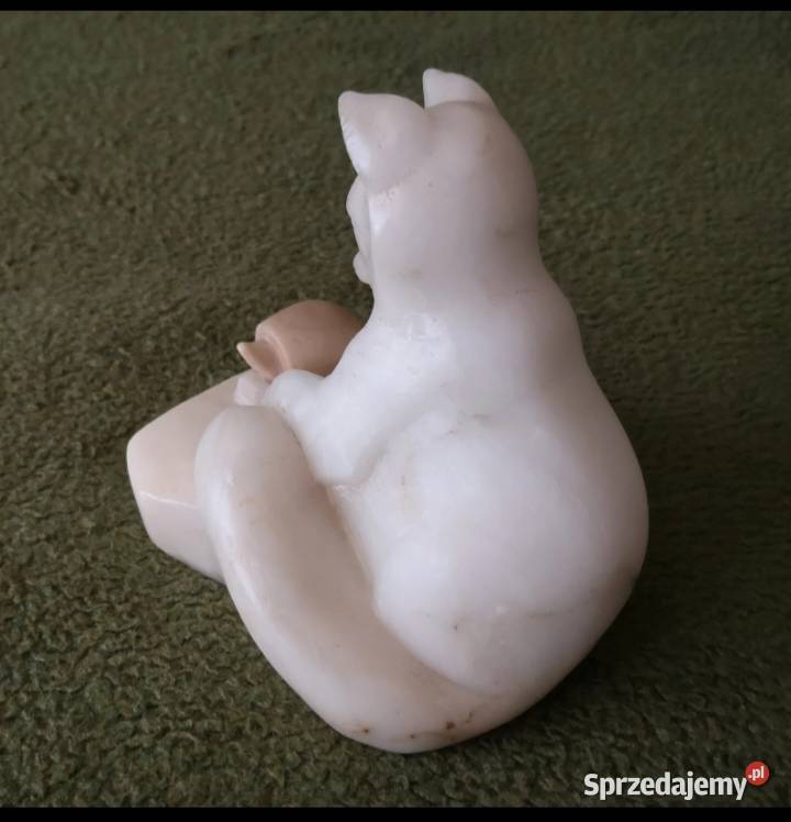 Modernistyczny lisek zaciekawiony jeżem rzeźba z