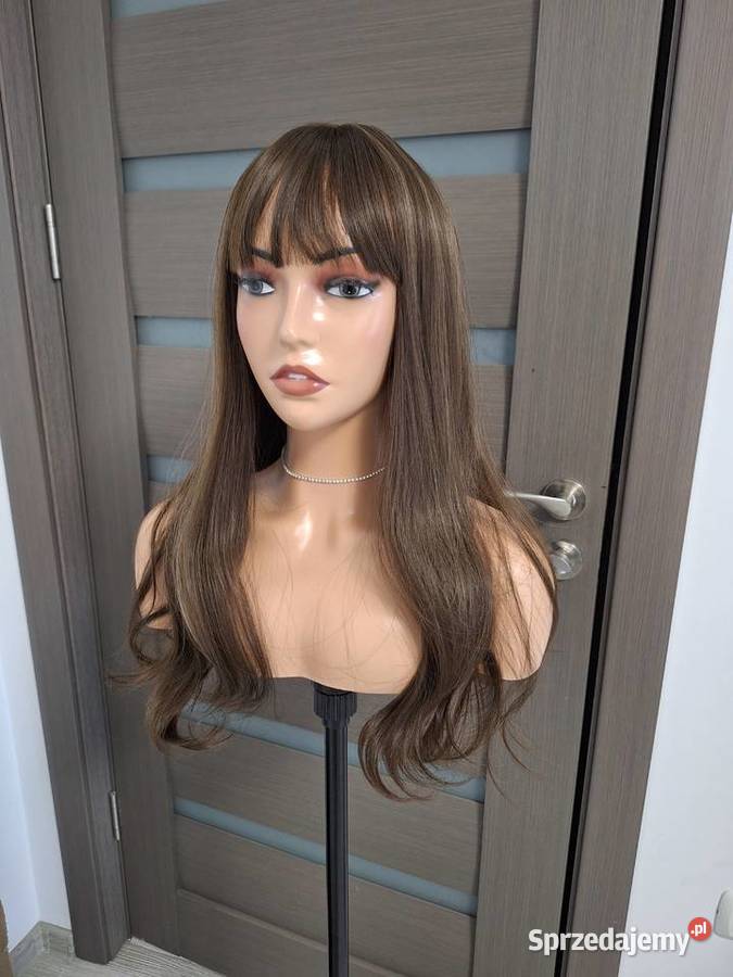 Długa peruka w kolorze szatynowym z grzywką Malbork