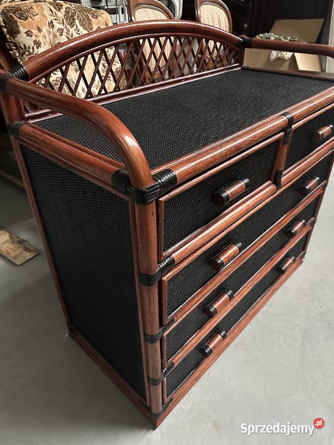 Piękna komoda z rattanu połączona z drewnem Sławoszewek