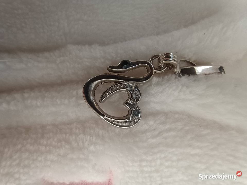 Urocza biała bluza polarowa z kapturem i misiem Bluzy Odzież Strzelce Krajeńskie sprzedam