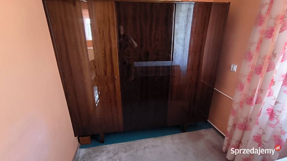 Szafa 3 drzwiowa PRL na wysoki połysk opolskie Lewin Brzeski