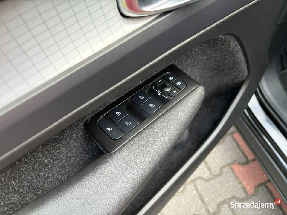 Volvo XC 40 Podgrzewane fotele i kierownica Hak elektryczne lusterka Lipówki sprzedam
