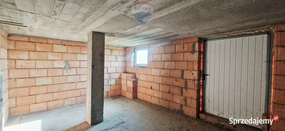 Przestronny dom do wykończenia na dużej działce Dębowiec