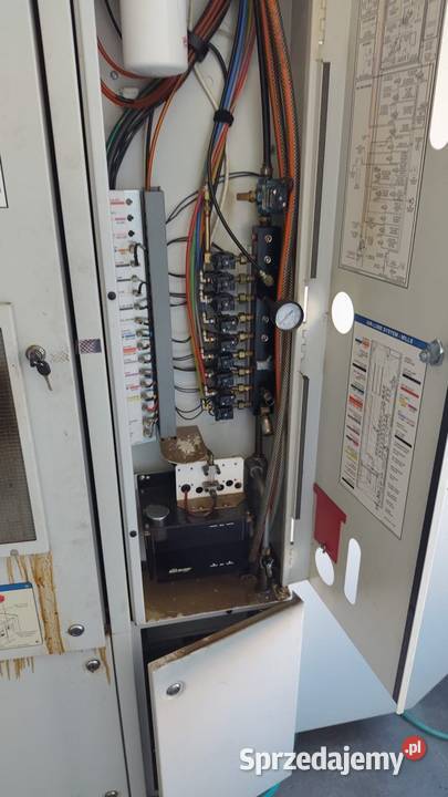 HAAS UMC 750 2014 5osiowe uniwersalne centrum Produkcja Warszawa sprzedam
