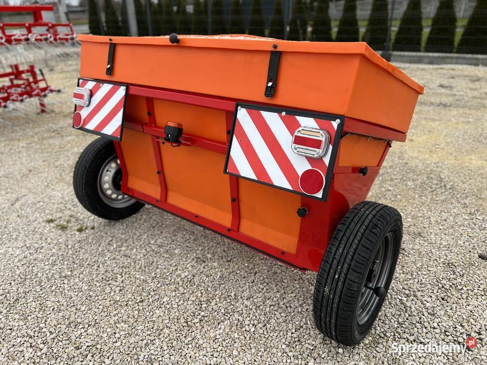 Piaskarka zsypowa ciągniona 550L900 DEXWAL Kraśnik