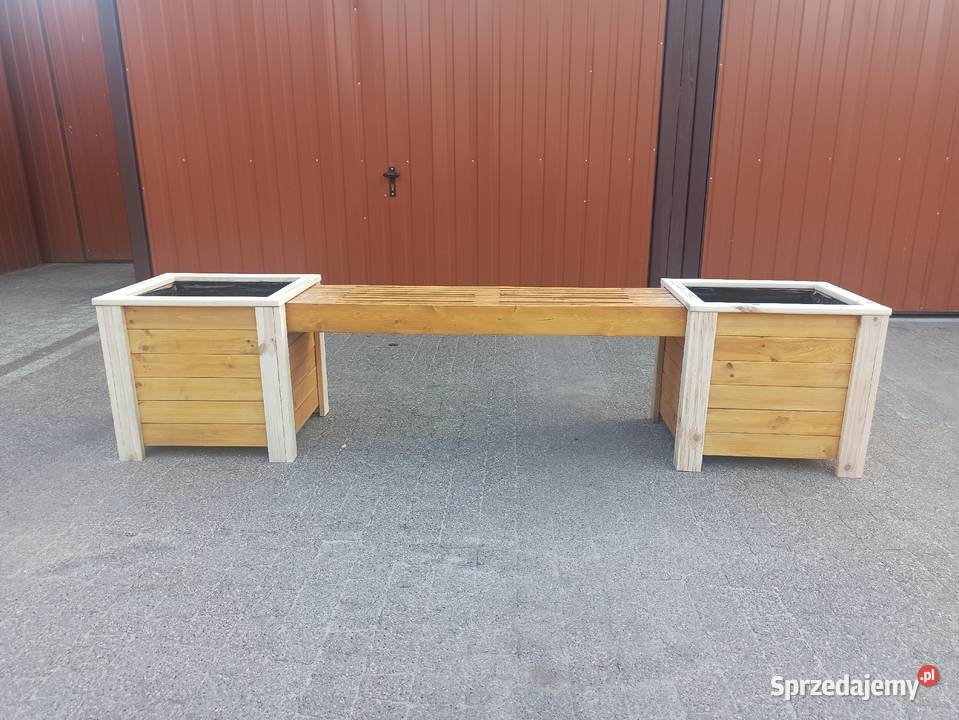 Drewniana donica ogrodowa z siedziskiem