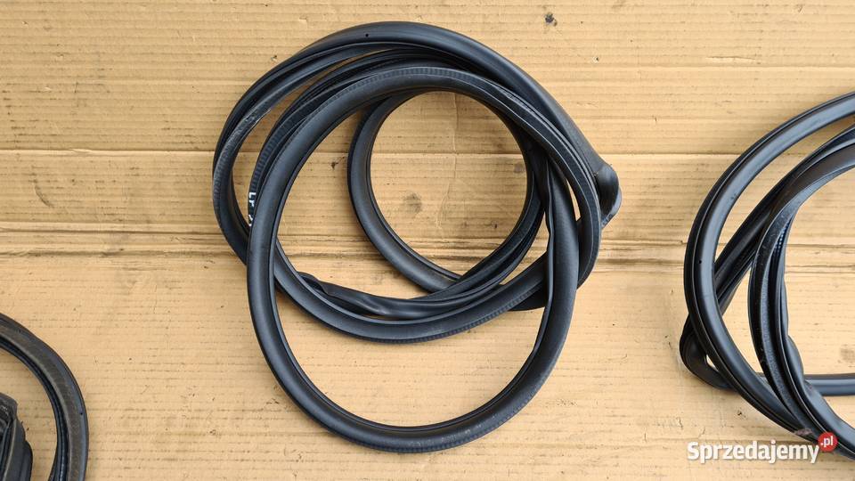 Subaru Forester 3 SH komplet uszczelki wnęki