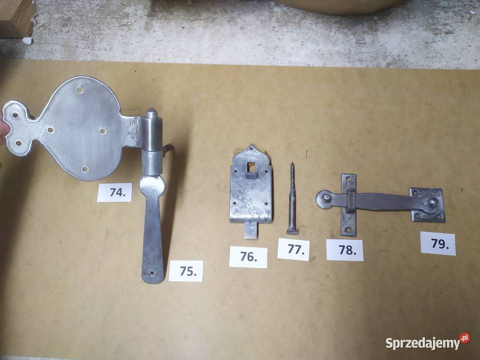 Okucia zabytkowe gałkizawiasy narożniki koniki