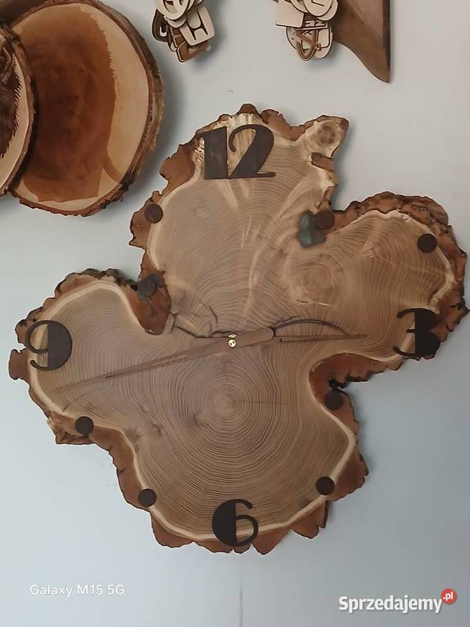 Zegar wiszący na plastrze akacji