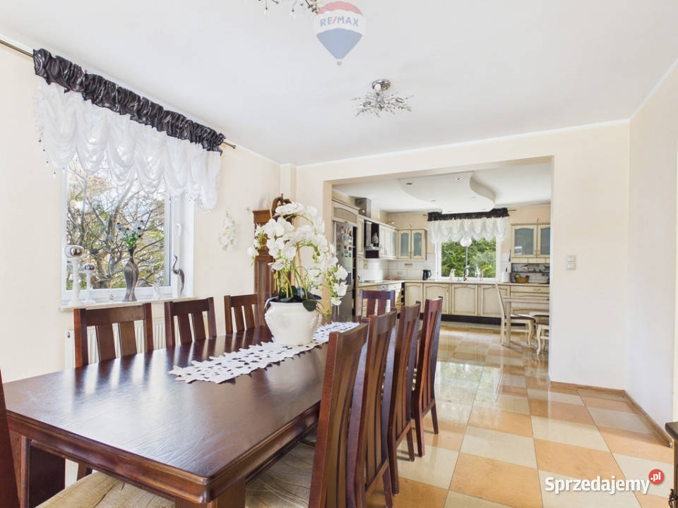 Wyjątkowa nieruchomość z działającą Sprzedaż Tuchom