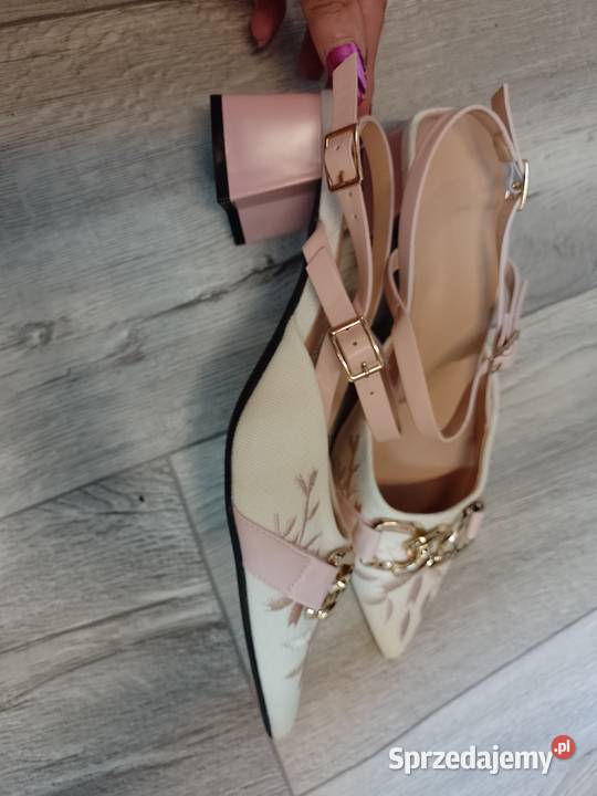 3940 Wyszywane bogato zdobione czółenka Czółenka Moda i Styl Kraków