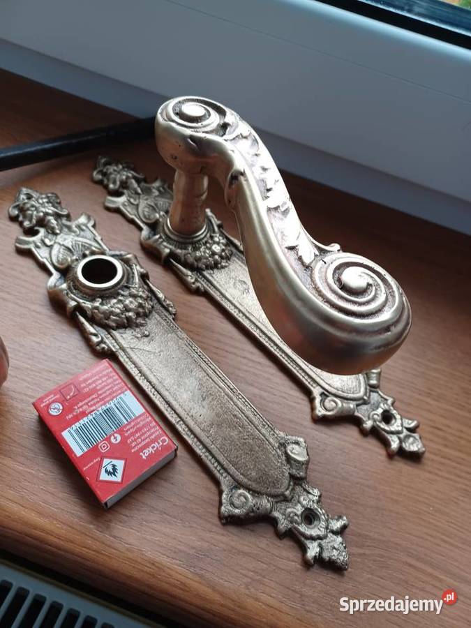 Szyldy I klamki do dużych drzwi bram kamienic Poznań