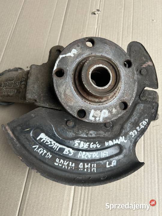 Zwrotnica lewy przód Passat b5 19tdi 8D0407257AC