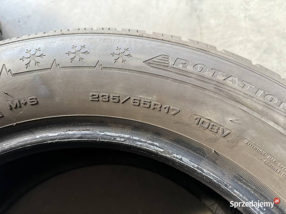 Opony zimowe Dunlop 2356517 SUV 2021r Fałków sprzedam