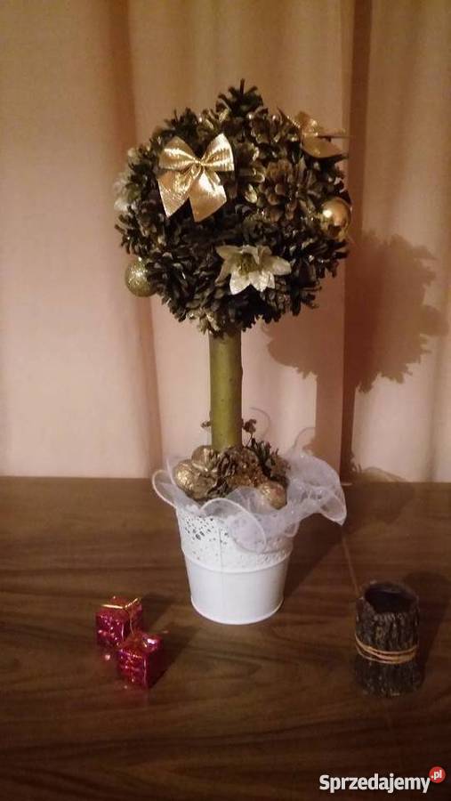 Złote drzewko świąteczne z szyszek